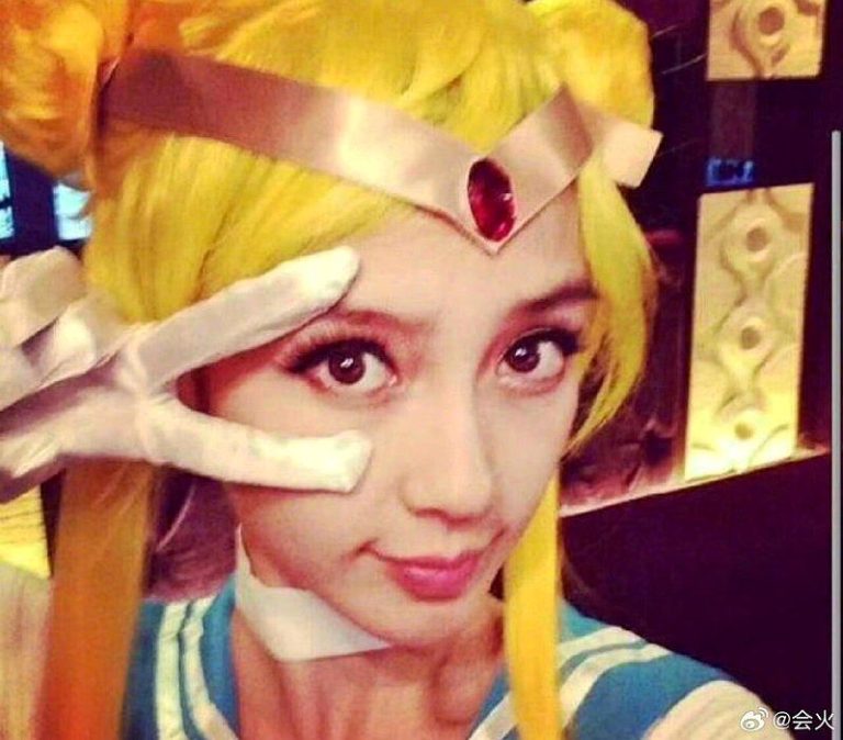 杨颖穿「月野兔」水手服再扮「美少女战士」回嫩模时期 美少女战士是杨颖最喜欢的动漫。(取材自微博)
