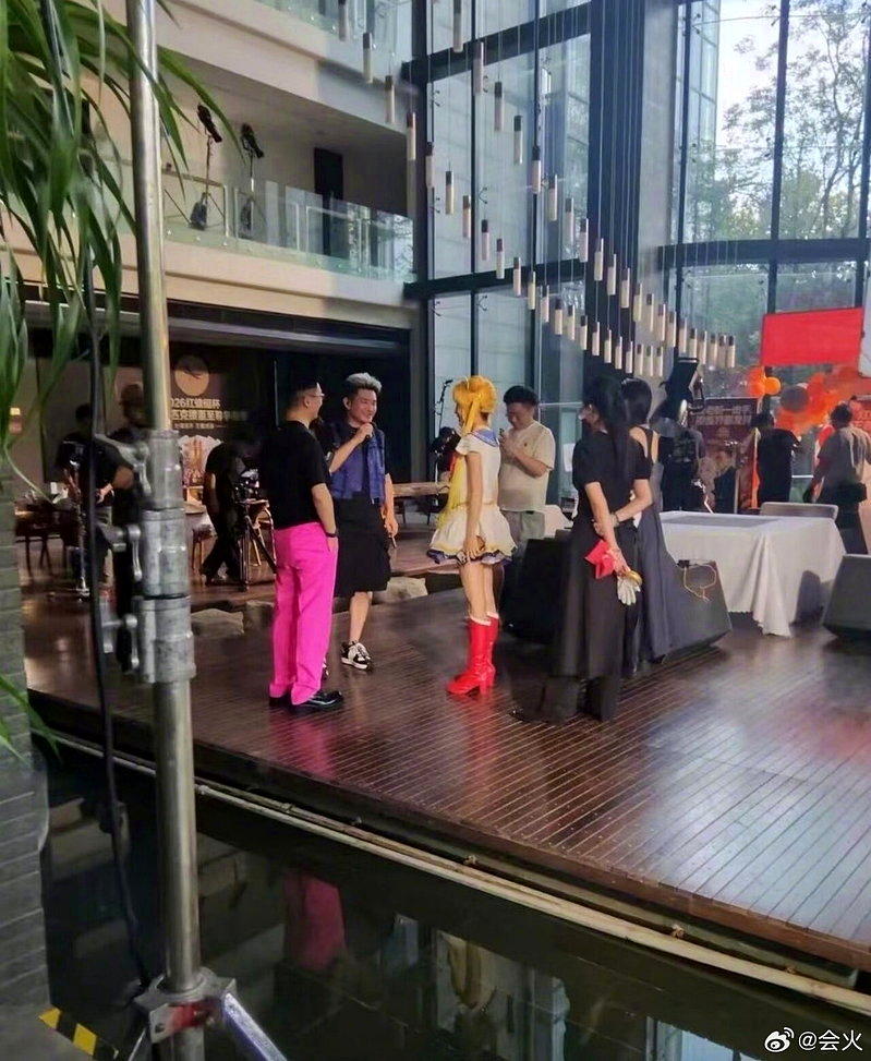 杨颖(中)再次穿上水手服,扮演美少女战士。(取材自微博)