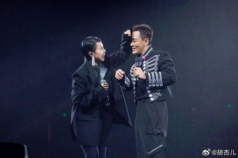 胡杏儿现身林峰演唱会 牵手唱金曲 掀港剧老CP回忆杀 胡杏儿现身林峰演唱会当嘉宾。(取材自微博)