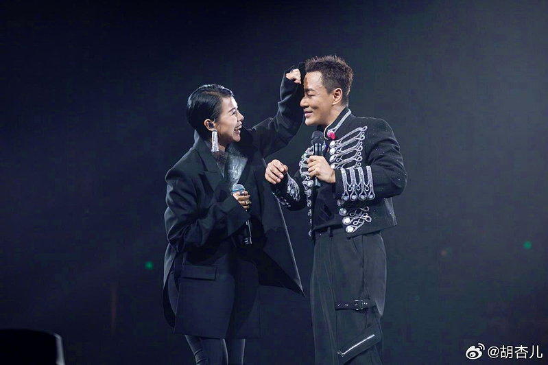 胡杏儿现身林峰演唱会当嘉宾。(取材自微博)
