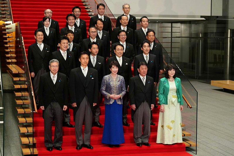 兼任自民党总裁的日本首相高市早苗（前排中）17日改组内阁人事，当晚率新阁成员在东...