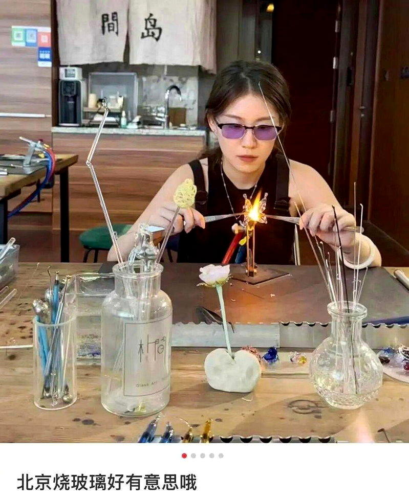 有年轻女性开始当性感电焊工,玩起了烧玻璃。(取材自凤凰WEEKLY)