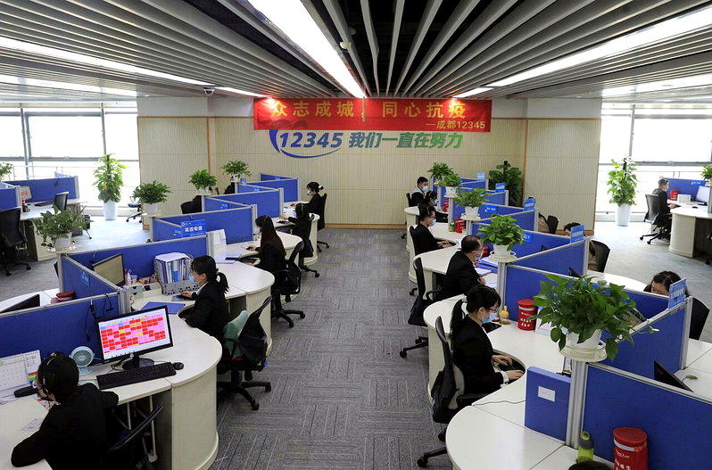 2021年新冠期间,四川成都12345每天仍有220名接线员上班,日均接听2.2...