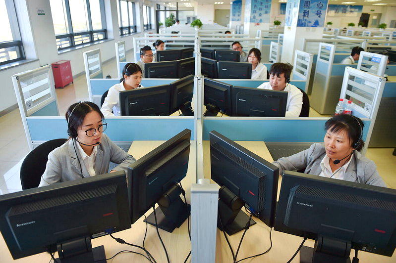 12345市民热线话务大厅,工作人员接听热线电话。(新华社)
