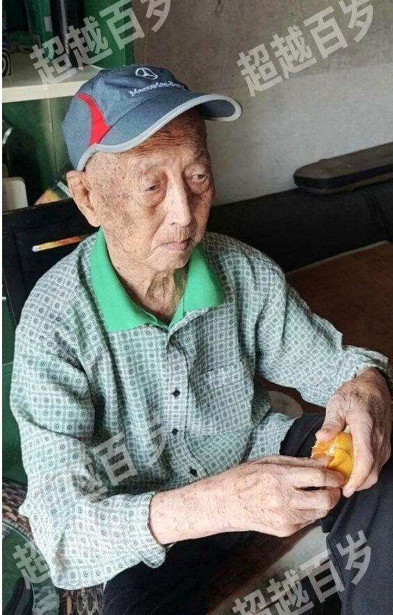 台州一名100岁高龄的老人陶国增，近日因特殊的养生作息与饮食习惯引发热议。(取材...