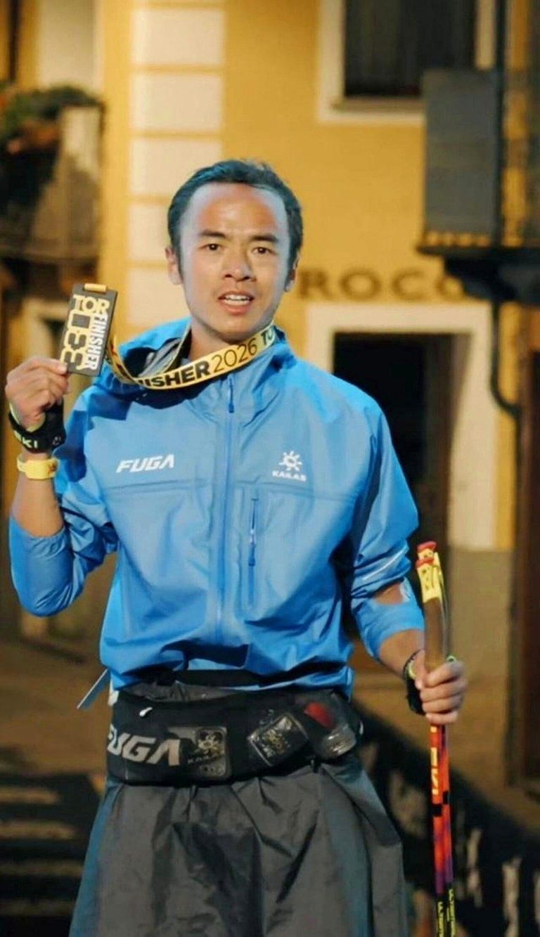 中国选手赵家驹在意大利巨人之旅（Tor des Geants）越野赛中夺冠。（取...