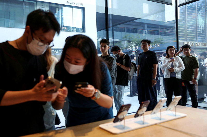 新款 iPhone 18 Pro系列智能型手机18日开售,工作人员在北京的苹果专...