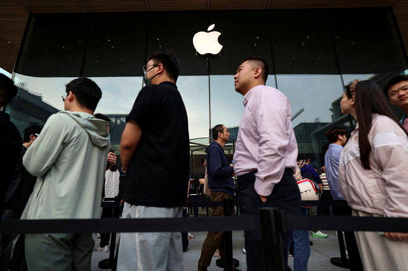 新款 iPhone 18 Pro系列智能型手机18日上市,民众在北京的苹果专卖店...
