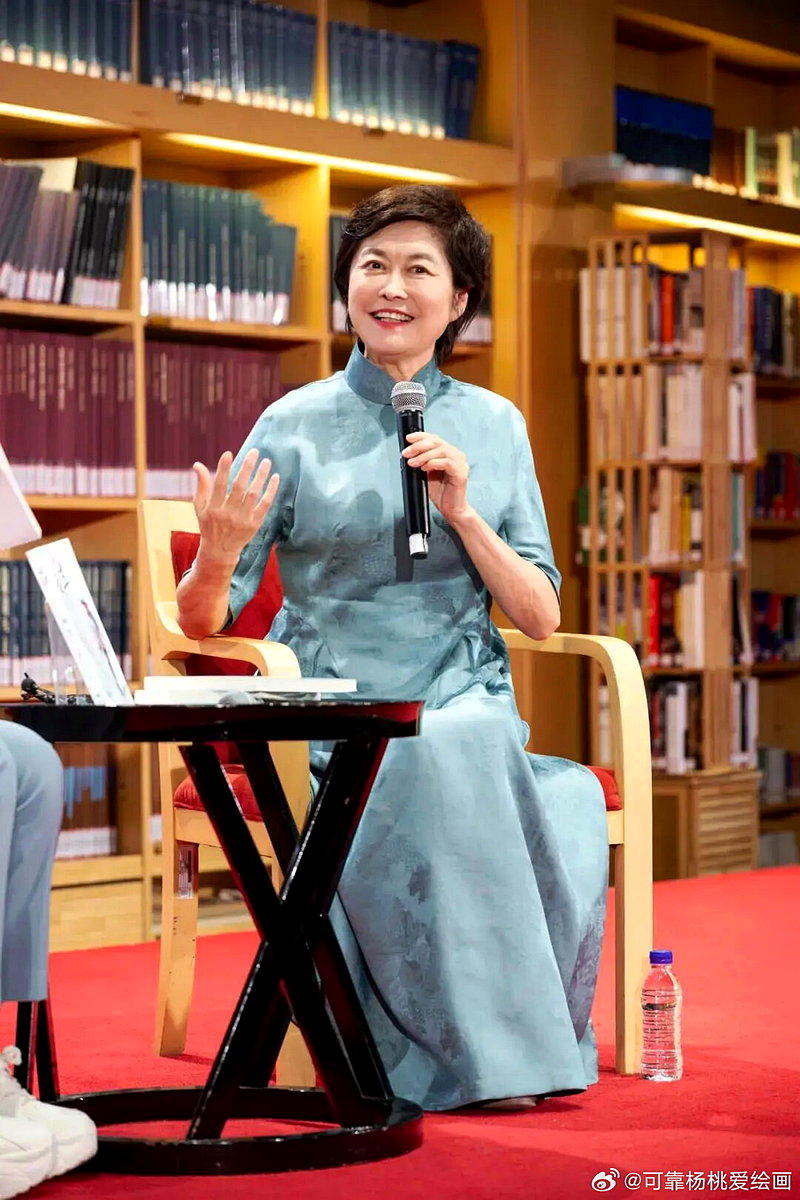 敬一丹致力于「放大弱者的声音,传播智者的声音」。(取材自微博)