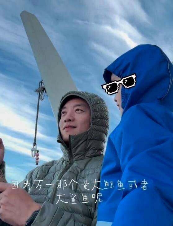 郑恺近日带着4岁儿子出海钓鱼,意外上演「大鱼没钓到,抹布钓两条」的爆笑场面。(视...