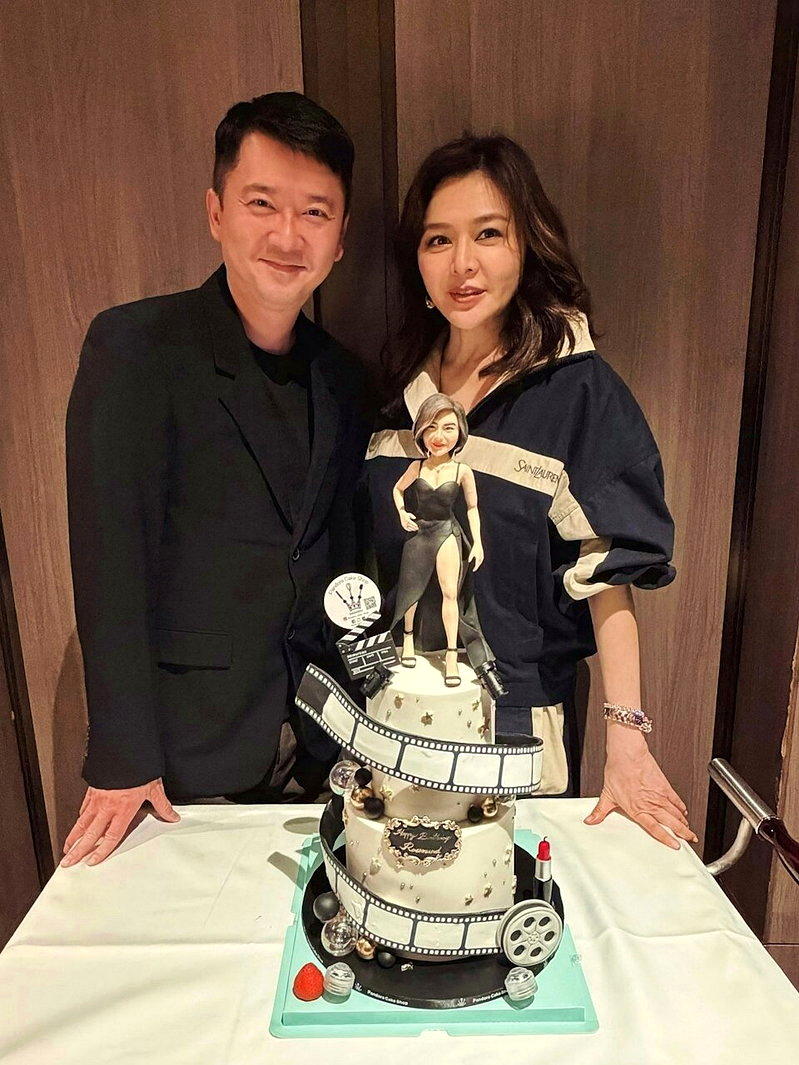 关之琳(右)要过生日了,亿万富豪邱子杰(左)贴心送上专属蛋糕,提前帮她庆生。(取...