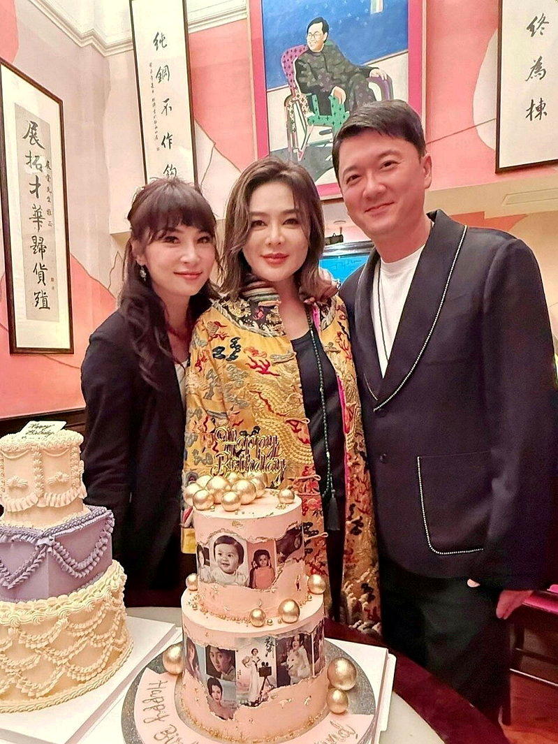亿万富豪邱子杰(右)2025年帮关之琳(中)庆生。(取材自IG@jefferyy...