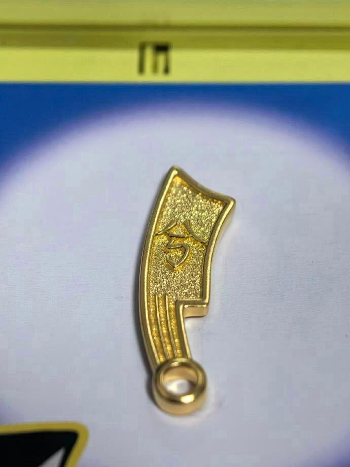 丁禹兮送团队员工一人一把黄金小刀,上面还刻有「兮」字。(取材自微博)