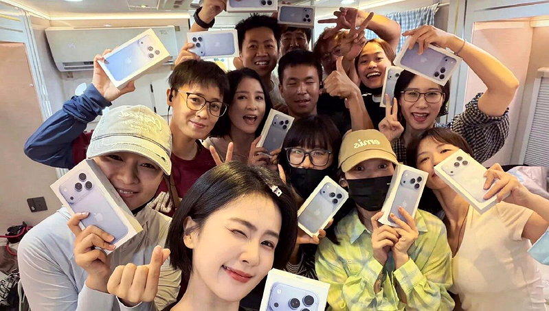 白鹿送给员工1人1支1TB的iPhone 18 Pro Max。(取材自微博)