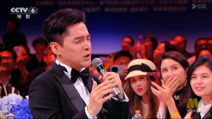 胡歌模仿刘德华唱歌,被网友笑称「没见过那么浮夸」。(取材自微博)