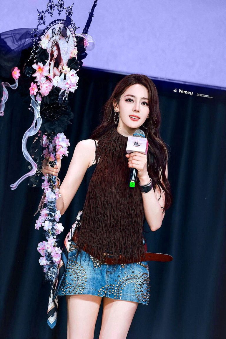 见面会宠粉 迪丽热巴摘戒戴落泪粉丝手上 网「嫉妒疯了」 迪丽热巴举办见面会,与粉丝实现七年之约。(取材自微博)