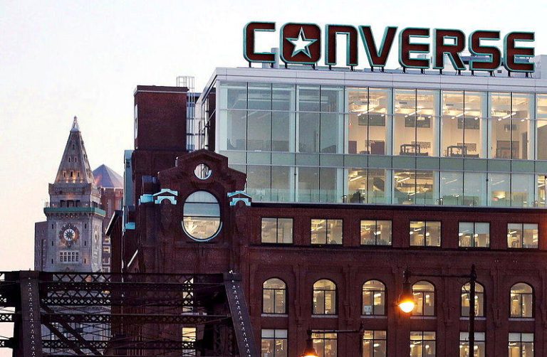 Converse最新鞋子商品照片疑似影射3K党，遭到外界猛烈批评，随即发表道歉声...
