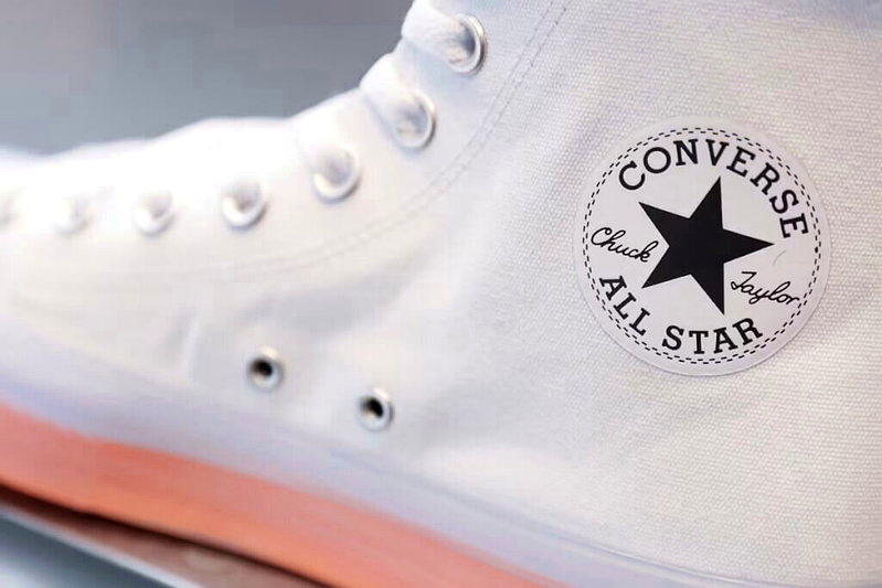 Converse近日平面广告引发争议，内容图像遭大量网友批评涉及美国种族主义组织...
