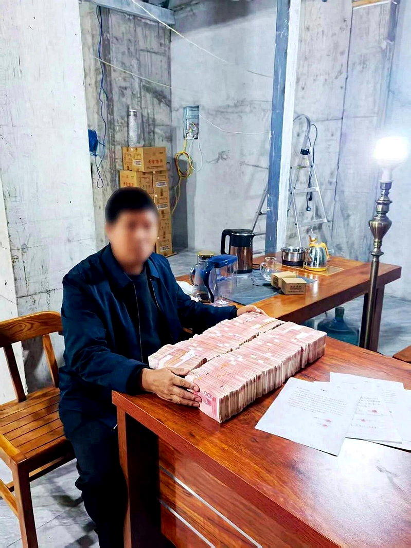 张增建收到高军军家人退还的部分金钱。多位受访者称,张增建为捞张增强花的300万元...