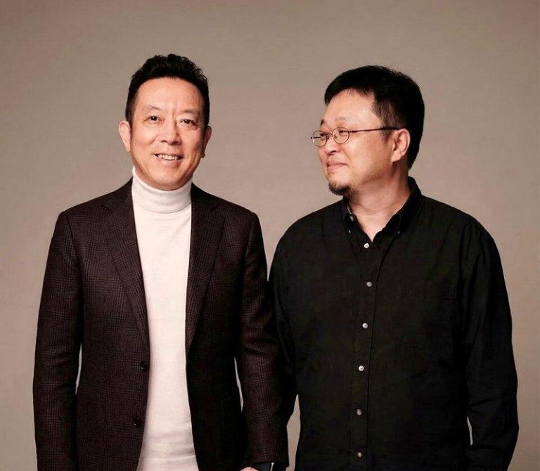 贾国龙要求罗永浩下跪才肯和解?当事人针对传言回应了 西贝创始人贾国龙(左)与罗永浩。(取材自江南都市报)