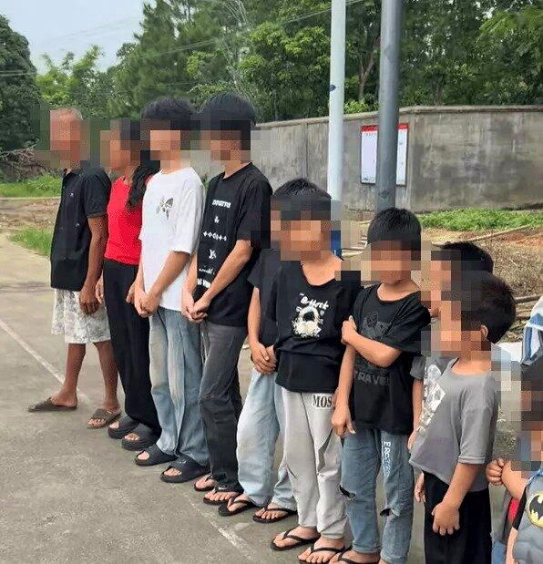 广西钦州一对中年夫妇生育13名子女,最大22岁最小2岁。(取材自新黄河)