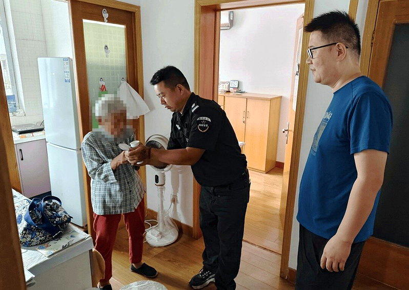 受困的老人获救。(取材自华商网)