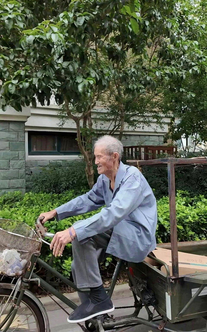 张中义骑着三轮车。(取材自封面新闻)