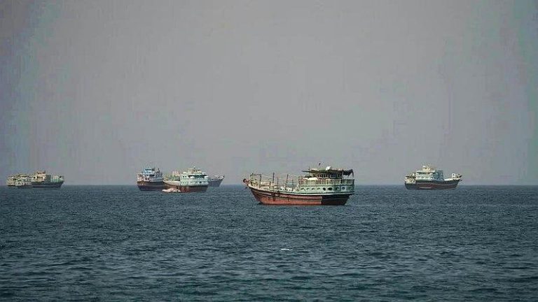 国际油价翻黑 伊朗拟7天内重启荷莫兹海峡 但有前提 荷莫兹海峡附近的船只。(路透数据照)