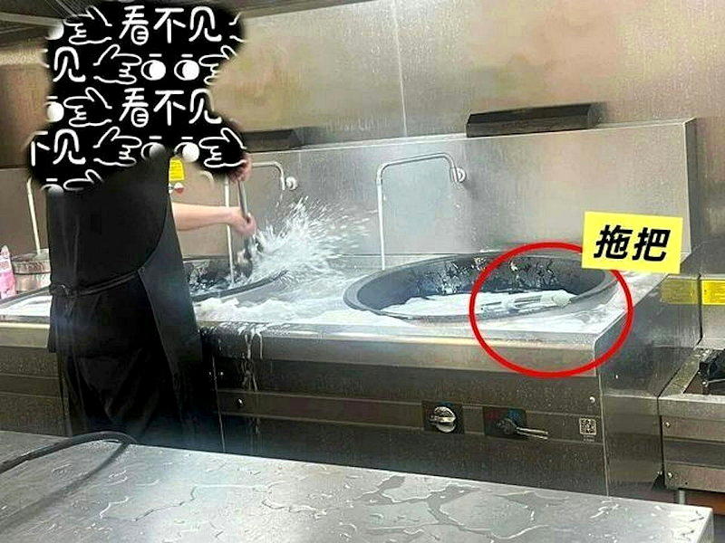 南京信息工程大学附属幼儿园近日被揭发食堂卫生管理严重违规，包括后厨人员以炒菜锅清...