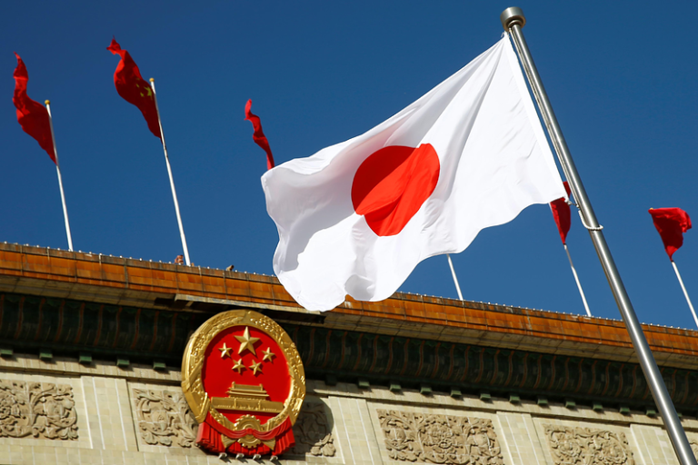 日本朝日新闻最新民调显示，对于日本首相高市早苗是否需要致力于改善同中国的关系，5...