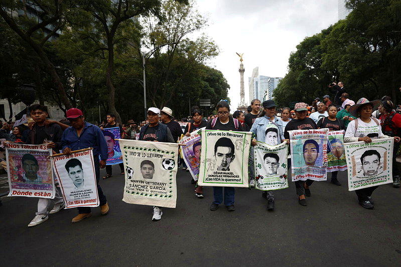 民众在墨西哥市参加游行，纪念阿约齐纳帕（Ayotzinapa）43名学生失踪12...