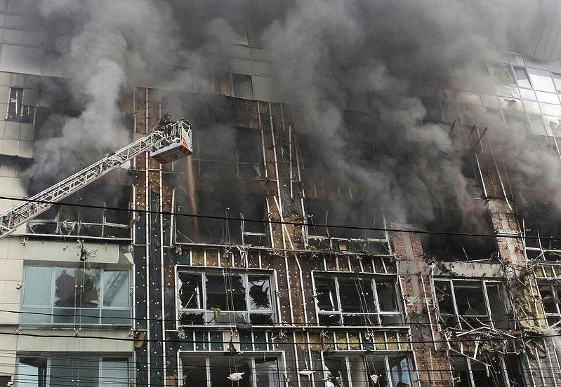 乌克兰中部城市第聂伯罗（Dnipro）一处商业中心28日遭到俄罗斯无人机攻击，造...