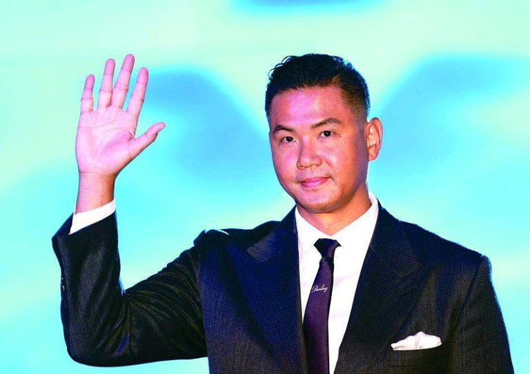 陈建州(黑人)因突发急性心肌梗塞送医开刀。联合报系数据照