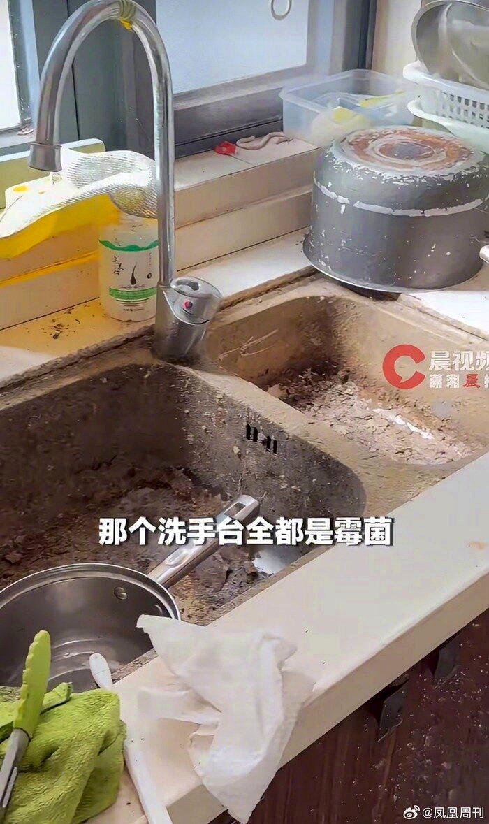 广东珠海一名租屋客将未成年的孩子单独留在家里,屋内卫生环境极差。(取材自微博)