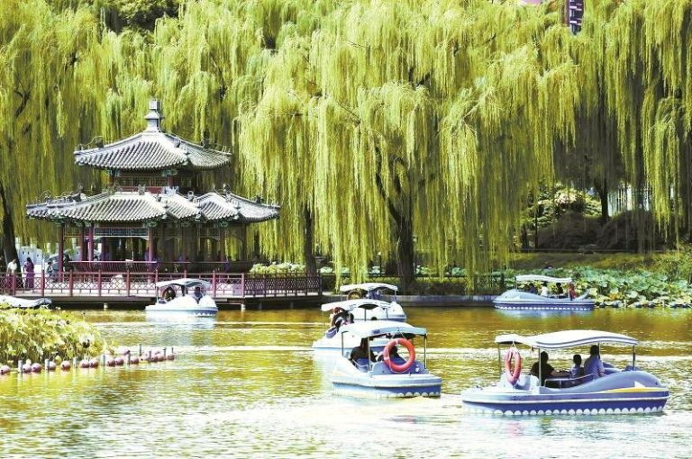 北京公园游船升级5G 游客AI游船也能「指尖操作」 游人在北京陶然亭公园乘坐游船。(本报北京传真)
