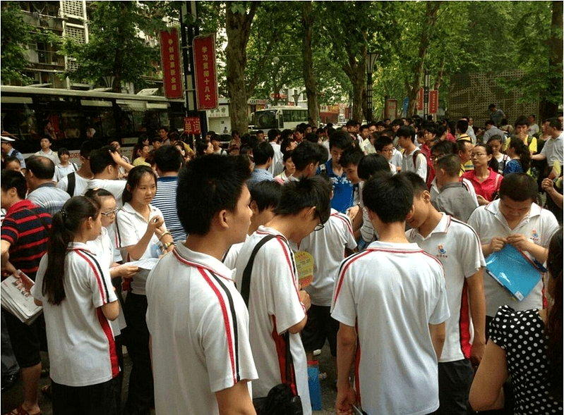 「简爱」列入初中语文教材,引发热议。图为初中生参加中考。(取材自微博)