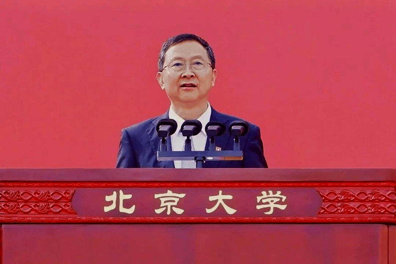 学生过度使用AI已成为大学教育隐，北大校长高松呼吁避免过度依赖。(取材自微博)