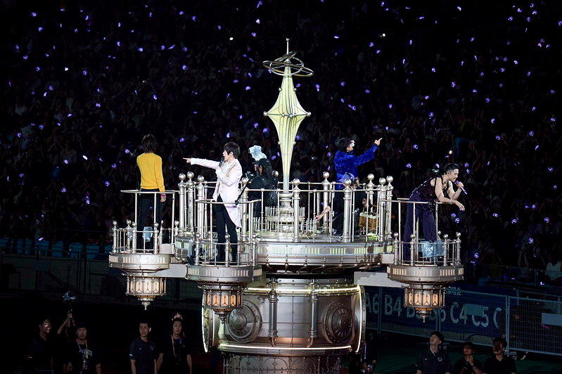 言承旭(左起)、五月天阿信、周渝民、吴建豪搭乘全方位环场「逐星号」。(图/相信音...