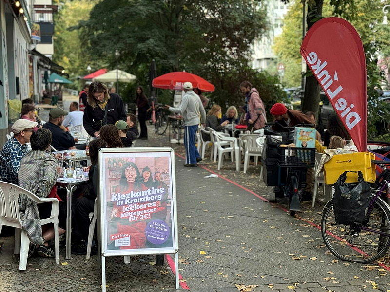 德国左派党在柏林十字山区试办「社区食堂」。用餐时段餐馆户外座位坐满民众，左派党柏...