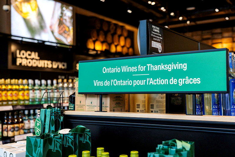 美国对许多加拿大酒类进口的禁令生效之际,安大略省酒类管制局(LCBO)门店内展示...