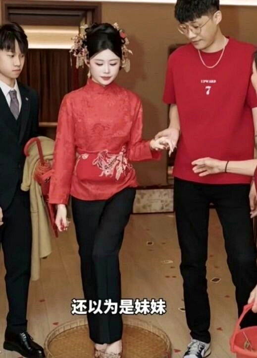 广东一名41岁父亲送女儿出嫁,因为年轻的外表,让很多网友误以为是兄妹,瞬间在网络...