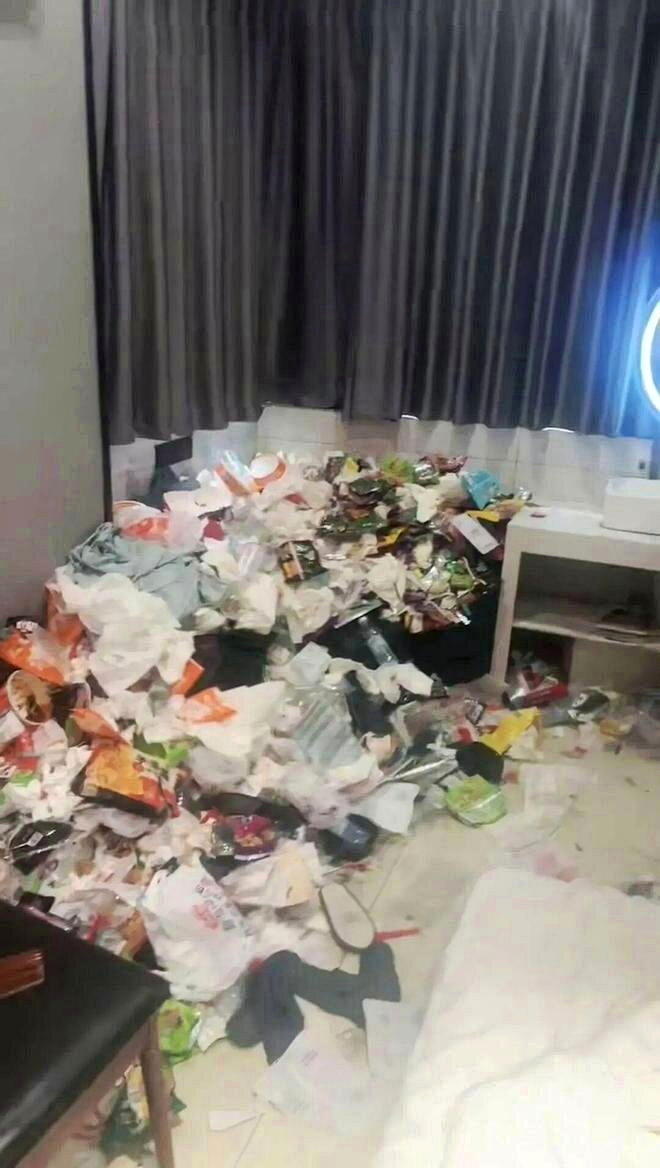 事发客房现场满地垃圾,除床铺外几乎无落脚空隙。(图片由受访者饭店提供)
