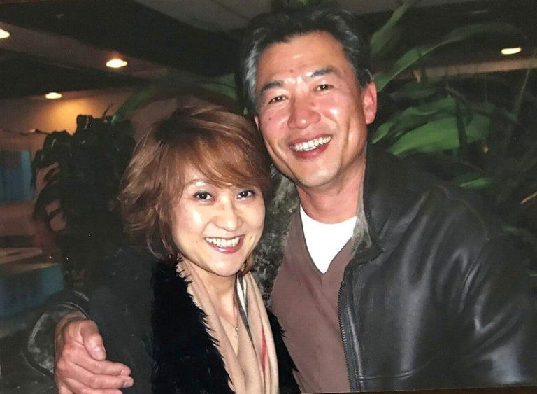 玉女始祖尤雅藏爱30年「周润发男友」曝光 离婚后奇迹重逢 尤雅(左)和男友相隔30年重逢。(图/尤雅提供)