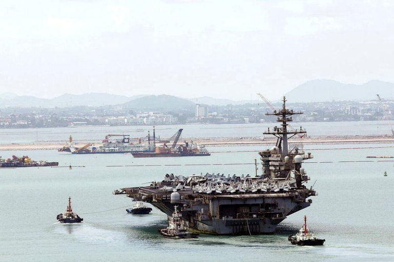 林肯号出海286天创纪录 停泰国休整 5千美军终上岸 美国海军航空母舰「林肯号」2日驶入泰国春武里府林查班深水港,后方可见海滩度假城市...