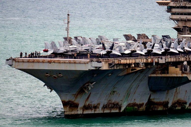 美国海军航空母舰「林肯号」2日早上驶入泰国东部港口休整5天。甲板上满是先进战机，...