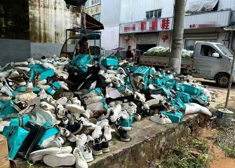 温州街头清出来的泡水鞋。（取材自大河报）