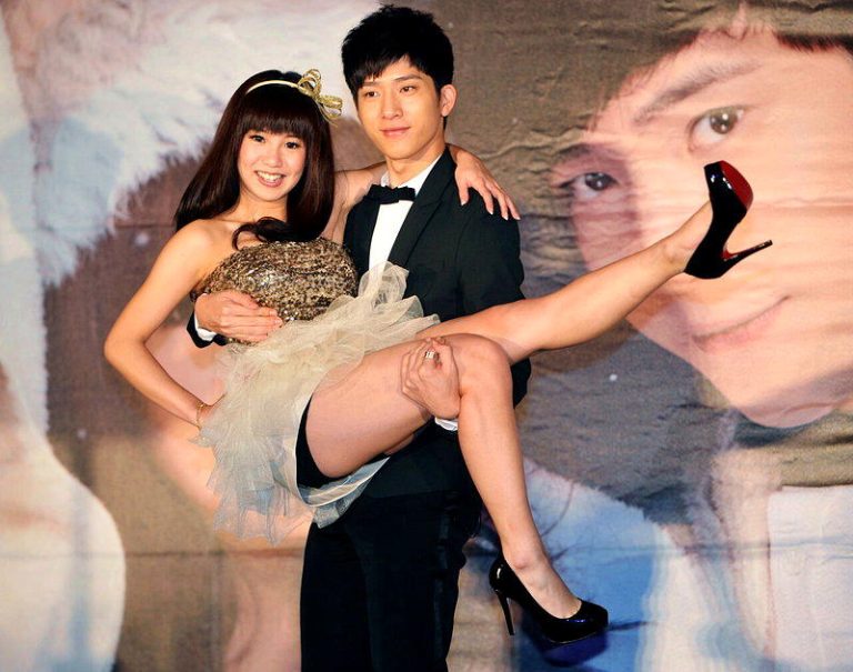 郭书瑶（左）被井柏然在记者会一把抱起。联合报系数据照