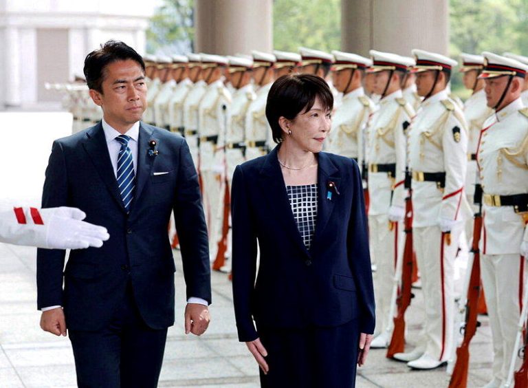 2026年9月2日，日本首相高市早苗（右）与防卫大臣小泉进次郎（右）于自卫队高级...