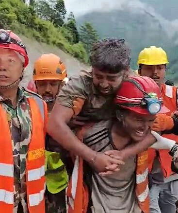 尼泊尔土石流塞隧道,工人困9天奇迹获救,身沾泥巴的他一度无法言语。(取材自尼泊尔...