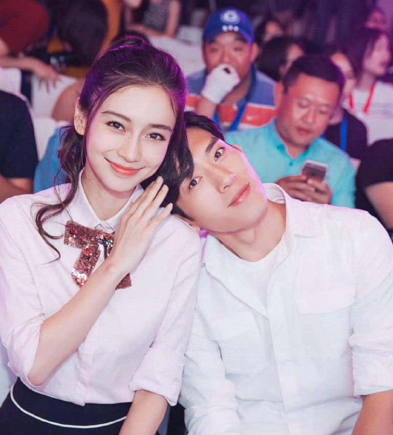 一张井柏然(右)靠在Angelababy(左)肩上的照片，近日被网友挖出。(取材...